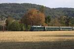 Zum Jubil�um 150 Jahre der Strecke Winterthur Koblenz f�hrt DSF am 16.08.2026 Extrafahrten durch. Fr�her waren die Personenz�ge der SBB so gr�n wie dieser hier. Zur Dampfzeit war ja wichtig, dass die Wagen nicht so schnell verschmutzt aussehen. Da hat Tannengr�n gepasst.
Diese Komposition, allerdings zus�tzlich noch mit einem Gep�ckwagen und vielleicht einer weniger modernen Lokomotive h�tte vor 50 Jahren auf diese Strecke gepasst. Wobei man da vielleicht nicht so eine morderne Lokomotive eingesetzt h�tte, vielleicht eher eine Ae 3/6 I. Vor 50 Jahren haben die SBB ihren Lokomotivpark mit vielen Re 4/4 II modernisiert.