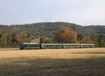 Zum Jubil�um 150 Jahre der Strecke Winterthur Koblenz f�hrt DSF am 16.08.2026 Extrafahrten durch. Inzwischen beleuchtet die Sonne Zug und ausgetrocknente Landschaft. Fr�her waren die Personenz�ge der SBB so gr�n wie dieser hier. Zur Dampfzeit war ja wichtig, dass die Wagen nicht so schnell verschmutzt aussehen. Da hat Tannengr�n gepasst.
Diese Komposition, allerdings zus�tzlich noch mit einem Gep�ckwagen und vielleicht einer weniger modernen Lokomotive h�tte vor 50 Jahren auf diese Strecke gepasst.