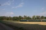 Nachschuss auf einen Museumszug. Noch vor 50 Jahren waren solche Z�ge modern. Zum Jubil�um 150 Jahre der Strecke Winterthur Koblenz f�hrt DSF am 16.08.2026 Extrafahrten durch. 
Fr�her waren die Personenz�ge der SBB so gr�n wie dieser hier. Zur Dampfzeit war ja wichtig, dass die Wagen nicht so schnell verschmutzt aussehen. Da hat Tannengr�n gepasst. Diese Komposition, allerdings zus�tzlich noch mit einem Gep�ckwagen und vielleicht einer weniger modernen Lokomotive h�tte vor 50 Jahren auf diese Strecke gepasst. 