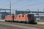Am 28.09.2026 schleppt die Re 4/4 II 11299 die Re 4/4 II 11302 durch den Bahnhof Rupperswil.