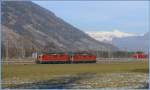 Wieder vor der Kulisse der Scesaplana bei Felsberg rollen zwei Re 4/4 II ber das Dreischienengleis Richtung Ems Werk, um Gterlast abzuholen.
