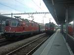 SBB (-Cargo): Der Interregio Basel-Locarno durchfhrt am 15.4.09 mit der Re 4/4  11302 an der Spitze den Bahnhof Rotkreuz.
