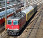 SBB-???: Die Re 4/4  11207 nhert sich mit grosser Geschwindigkeit dem Bahnhof Olten am 16.7.09.