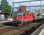 SBB-Cargo: Vom RBL her rollt die Re 4/4  11248 am 31.7.09 in den Bahnhof Dietikon ein.