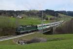 Re 4/4 11161 mit einem Voralpenexpress am 23.04.2012 bei Biberbrugg.