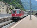 SBB - Re 4/4 11198 mit Schnellzug bei der dirchfahrt im Bahnhof von Erstfeld am 08.05.2012