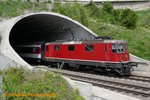 Die Re 4/4 11111 kam am 8.05.2016 aus dem Tunnel in Leuk.