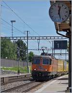 Die SBB Re 420 320-4  InterregioCargo  erreicht mit einem Postzug Auvernier.