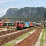 SBB Re 4/4 II 11228 und Schwesterlok mit Intercity oder Eurocity in Mendrisio am 21. Juli 2006.