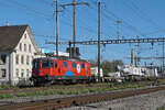 Re 420 294-1 mit der Werbung f�r 100 Jahre Zirkus Knie, durchf�hrt am 12.10.2026 den Bahnhof Pratteln.