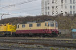 Re 421 393-0 von IRSI im Tee Look, durchfährt am 22.01.2026 den Bahnhof Pratteln.