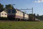 Schweizer Zucker AG, Zuckerfabrik Aarberg, Kampagne 2025: Re 4/4 II 11393 + Re 4/4 II 11387 (beide von IRSI) + 24 Eaos/Eas, Zug 67168 Aarberg-Delémont, Leerwagenzug zum Rübenverlad, Busswil, 1. Oktober 2025.