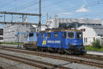 Re 421 373-2 der WRS schleppt am 07.09.2026 den Tm 232 530-7 durch den Bahnhof Rupperswil.