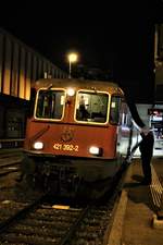 SBB Re 421 382-2 mit EC 192 aus München Hbf beim rund 4 minütigem Halt auf Gleis 3 im Bahnhof St. Margrethen. Für die Fahrt von Lindau nach St. Margrethen besitzt die Cargolok eine breitere ÖBB-Wippe. Nach dem erfolgtem Stromabnehmerwechsel verlässt sie mit dem EC 192 den Bahnhof St. Margrethen weiter in Richtung St. Gallen und Zürich nach Basel SBB.