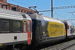 Re 460 028-4 mit der Werbung für Schweizer Wanderwege durchfährt am 25.04.2026 den Bahnhof Muttenz. Leider war die Lok eingeklemmt. 