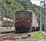 In Iselle di Trasquera wartet die BLS Re 4/4 195 mit ihrem Autotunnel Zug auf die Abfahrt nach Brig.