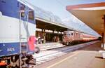 Die BLS Re 4/4 178 erreicht nun abgebügelt mit ihrem EC den Bahnhof von Domodossola. 
Im Linken Bildteil ist die andeutungsweise die FS E 656 270 zu sehen, wobei ich heute nicht mehr sagen kann, ob diese Lok den einfahrenden EC für die Weiterfahrt in Richtung Milano Centrale übernommen hat. 

Analogbild vom März 1993