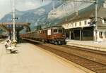 BLS-loc Re 4/4 167 'Ausserberg' und Schwesterlok fahren mit einem G�terzug durch den Bahnhof von Kandersteg am 22. August 1997.
