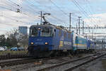 Am 15.01.2026 schleppt die Re 430 112-3 die Loks 183 002-5, von Alex, und die 183 003-3, bereits im blauen WRS Look, durch den Bahnhof Pratteln.