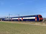 SBB Bt DPZplus 50 85 86-33 109-4 mit der stossenden Re 450 048  Elgg ZH  am 13.2.22 als S25 nach Muri AG zwischen Hendschiken und Dottikon-Dintikon.