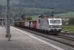 Schweizer Zucker AG, Zuckerfabrik Aarberg, Kampagne 2025: Re 456 095-9 (Mietlok, DSF Verein Depot Schienenfahrzeuge Koblenz, ex SOB) + 8 Eaos/Eas, Zug 69441 Alle Cargo-Porrentruy-Delémont, Glovelier, 3. Oktober 2025.