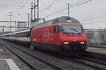 Re 460 098-7 durchfährt am 09.12.2024 den Bahnhof Pratteln.