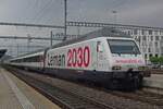 Den 26.Mai 2019 war noch trüb wann 460 075 mit  Leman 2030  Werbung in Brugg AG ein Halt einlegt.