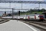 Ein IC 2000 Pendel mit einem noch unrevidierten Bt und der stossenden Re 460 065  Rotsee  am 17.6.24 bei der Einfahrt in Spiez.