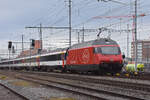 Re 460 079-7 durchfährt am 10.02.2026 den Bahnhof Muttenz.