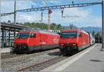 In Vevey begegnen sich die Re 460 079-7  Weissenstein  mit ihrem IR 95 von Nyon nach Brig (links im Bild) und die Re 460 076-3  Leventina  mit ihrem IR 95 von Brig nach Nyon (rechts im Bild).