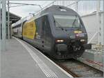 Vom Winkel her nicht ganz ideal nochmals die SBB Re 460 028  Schweizer Wanderwege / Suisse Rando / Sentieri Svizzeri / Sendas Svizras  bei der Abfahrt in Lausanne mit ihrem IR 95 nach Brig. 
Die Lok tr�gt die UIC Nummer Re 460 91 85 4 460 028-4 CH-SBB und wurde im Mai mit dieser einfachen, gef�lligen und wirkungsvollen Werbung versehen.  

4. Juni 2026