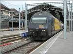 Die SBB Re 460 028 (Re 460 91 85 4 460 028-4 CH-SBB) zeigt sich in einer beeindruckenden (Werbe)-Farbgebung  Schweizer Wanderwege / Suisse Rando / Sentieri Svizzeri / Sendas Svizras .