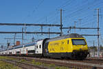 Re 460 028-4 mit der Werbung f�r Schweizer Wanderwege durchf�hrt am 06.07.2026 den Bahnhof Muttenz.