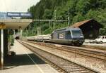 BLS 465 003-2 mit Bauzug im Bahnhof Blausee-Mitholz am 10. August 1997.