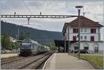 Die BLS Re 465 003 ist in Les Hauts-Geneveys mit ihrem aus EW III bestehenden RE auf dem Weg von Bern nach La Chaux-de-Fonds. 

12. August 2020
