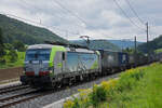 Siemens Vectron 475 411-5 der BLS fährt Richtung Bahnhof Gelterkinden. Die Aufnahme stammt vom 25.08.2021.