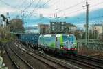 475 414 bls cargo mit Containerzug in Wuppertal, Dezember 2024.