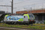 Siemens Vectron 475 435-4 der BLS wird am 21.05.2025 nach einem Rangiermanöver in der Abstellanlage beim Bahnhof Pratteln abgestellt. Aufnahme Pratteln.