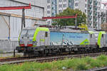Siemens Vectron 475 408-1 steht am 08.10.2026 auf einem Abstellgleis beim Bahnhof Pratteln.