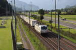 railCare Rem 476 452 mit einem Containerzug nach Chur Güterbahnhof, bzw. Felsberg bei der Vorbeifahrt am Fussballplatz Tiergarten in Mels. 13.08.21