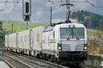 Die Railcare Vectron Rem 476 454  Wallis  mit Coop Wagen am 11.11.23 bei der Durchfahrt im Bahnhof Brünnen Westside.