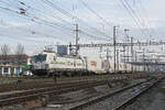 Siemens Vectron 476 453-6 von railCare durchfährt am 22.01.2026 den Bahnhof Pratteln.