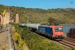 482 006-4 SBB Cargo mit Kesselzug in Oberwesel, Oktober 2025.