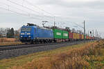 185 063 (482 033) der Press führte am 10.12.25 einen Containerzug durch Braschwitz Richtung Halle(S).