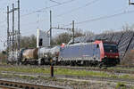 Re 484 016-1 durchfährt am 09.03.2026 den Bahnhof Pratteln.