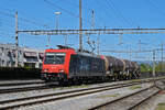 Re 484 020-3 holt am 23.04.2026 Güterwagen beim Bahnhof Kaiseraugst ab.