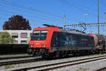 Re 484 020-3 f�hrt am 23.04.2026 auf eine Nebengleis beim Bahnhof Kaiseraugst, wo noch weitere Wagen angekuppelt werden.