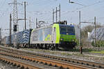 Re 485 006-1 der BLS durchfährt am 09.03.2026 den Bahnhof Pratteln.