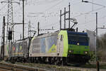 Doppeltraktion, mit den Loks 485 020-2 und 193 713-5 durchf�hrt am 09.03.2026 den Bahnhof Pratteln.