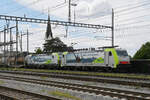 Doppeltraktion, mit den BLS Loks 486 510-1 und 475 417-2 durchf�hrt am 05.06.2026 den Bahnhof Kaiseraugst.